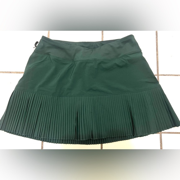 New Mondetta Performance Luxury golf, tennis, pickleball skort. Size Small - Picture 1 of 3